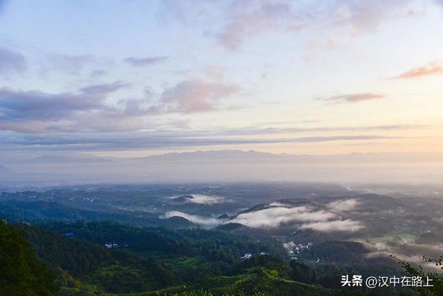 汉中云峰寺日出：金光照破雾千层，半是仙踪半是尘​！