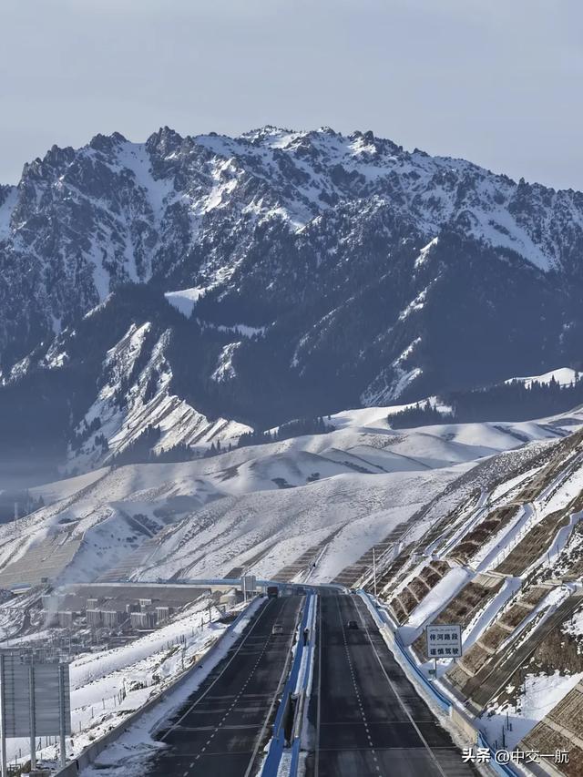 沿着高速，邂逅天山南北的绝色风光