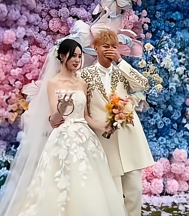 幸不幸福一目了然，黄子韬举办世纪婚礼，鹿晗生病女友却不吭一声