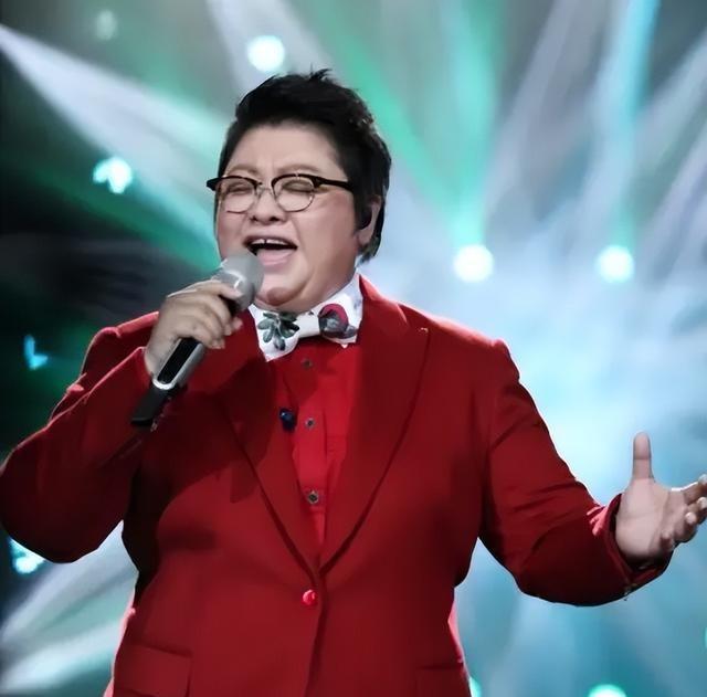 54岁韩红瘦40斤美到认不出，穿夹克配马丁靴，时尚得像变了个人