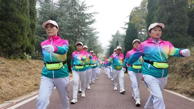 秋高气爽登高行 古都老人庆重阳——2025年河南省洛阳市庆重阳老年人登山活动侧记