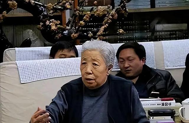 她15岁入党，18岁和主席成亲	，如今仍健在，却几乎不出来露面