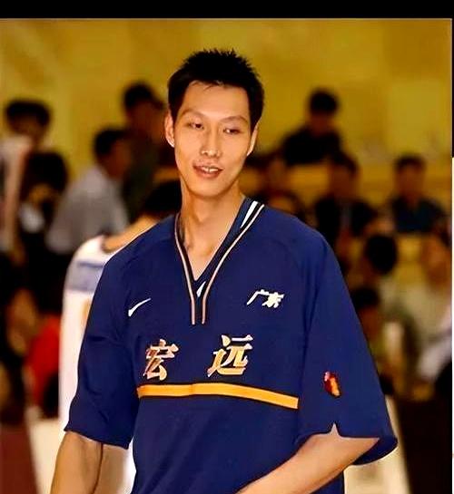 她是易建联的老板娘，身价40亿	，后背纹身性感，年过40仍韵味十足