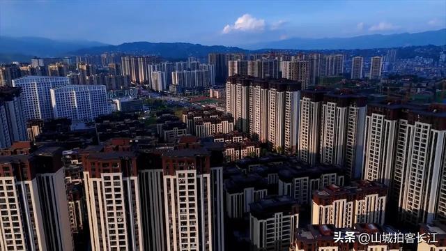 川东发展势头强劲的县，区域位置优势明显，拥有亚洲头号洞中瀑布