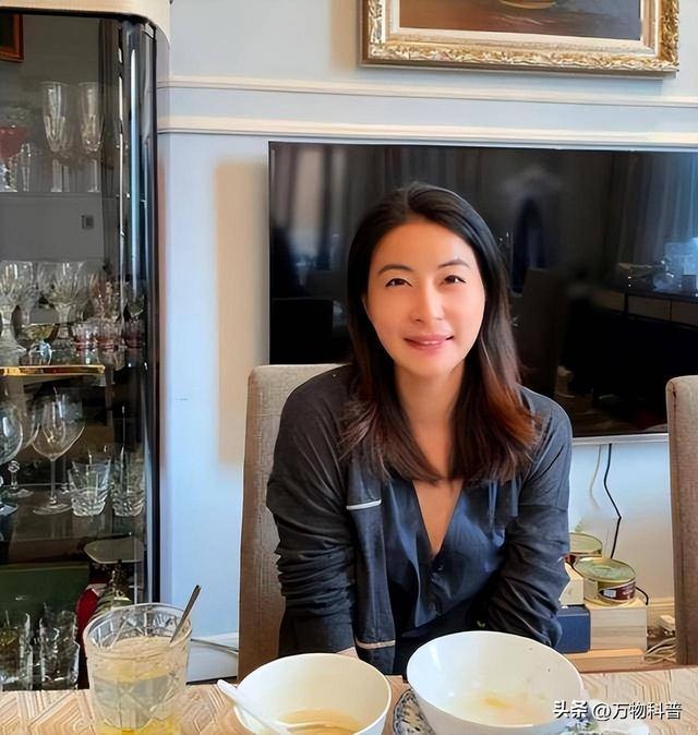 霍震霆没想到，44岁儿媳郭晶晶再次官宣喜讯	，让整个阔太圈沉默了