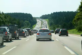 高速路上看到好多车从右侧超车，这不是违法吗，这样的行为安全吗图片
