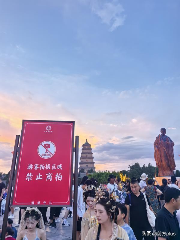 大唐不夜城景区：将红墙最佳打卡点让位给游客