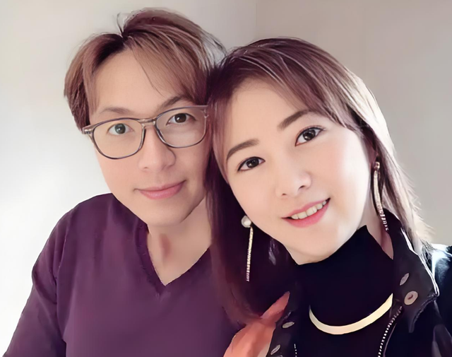 她出身清华大学，因拍三级片与父母决裂，如今再不让女儿进娱乐圈