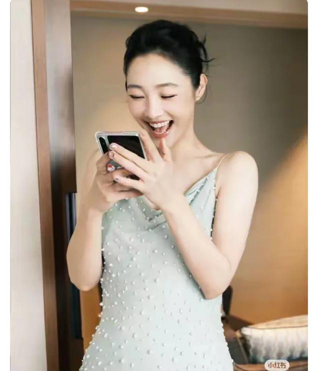 41岁白百何现身东京，她的下跨变得好大啊，脸也胖了，变化真大