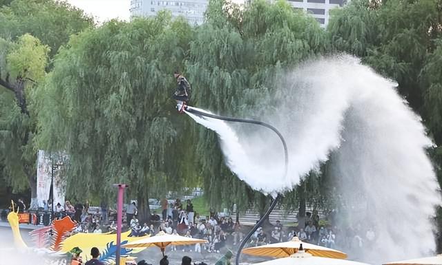 昼赏水龙舞 夜观铁花绽