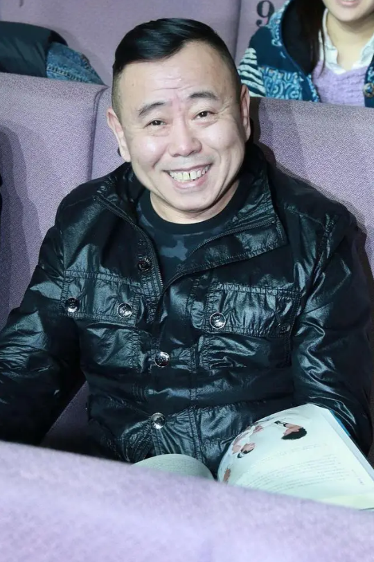 全家移民真相大白2年，享正师级待遇的潘长江，已走上另一条大道