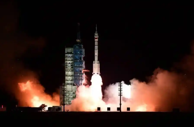 神舟二十一号成功发射！空间站现6名航天员同飞，为何夜间出征？