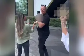 泰国逛街被撞倒老外竖中指辱骂 中国女子硬刚10秒反制图片