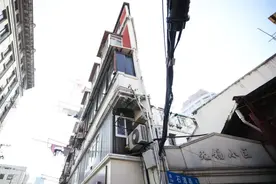 上海现“最窄人行道”！宽度仅有10厘米，行人被挤上机动车道，居民吐槽：只有猫能走图片