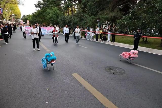 在新民大街，我被360°的快乐和人潮“包围”了！