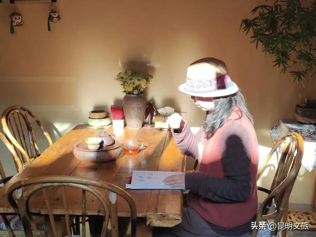 退休后,她在昆明大墨雨村当“推荐官”~