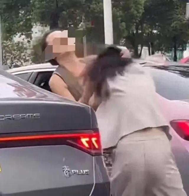 深圳两女车主互殴后续，一句话让其社会性死亡！正脸曝光身份被扒