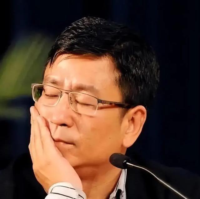 一句话惹火上身，本想替最快女护士说公道话，不料自己被扒底朝天