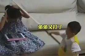 笑不活，弟弟拿棍子挑衅姐姐被姐姐一顿教育！盘点姐姐的血脉压制图片