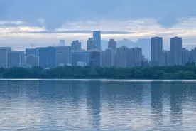 游客尽享自然之美，东湖绿道三期贯通后迎首个周末图片