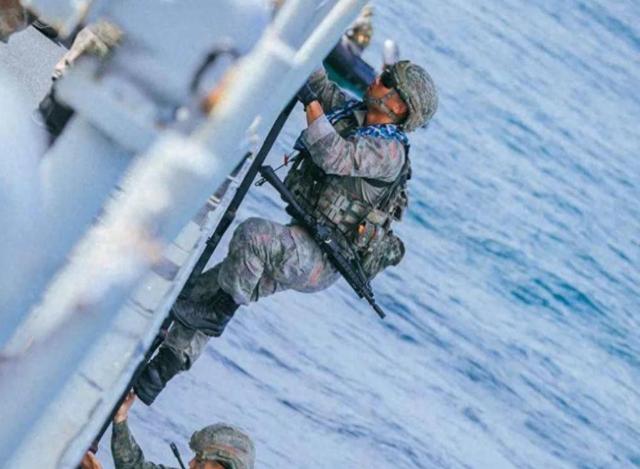 首次曝光：仁爱礁海域，中国海警拖离菲侵权船只，菲士兵已掏出枪