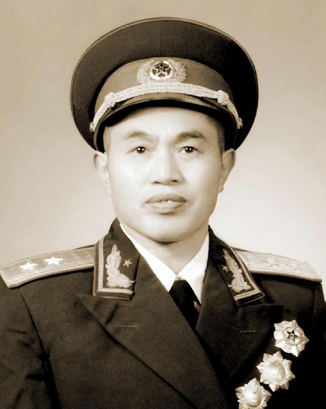 1976年，北京卫戍区副司令员邱巍高接到吴忠电话：你马上去中南海