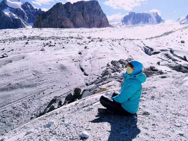 年轻妈妈携带2岁儿子爬雪山跨年受困，被发现时孩子已经失温