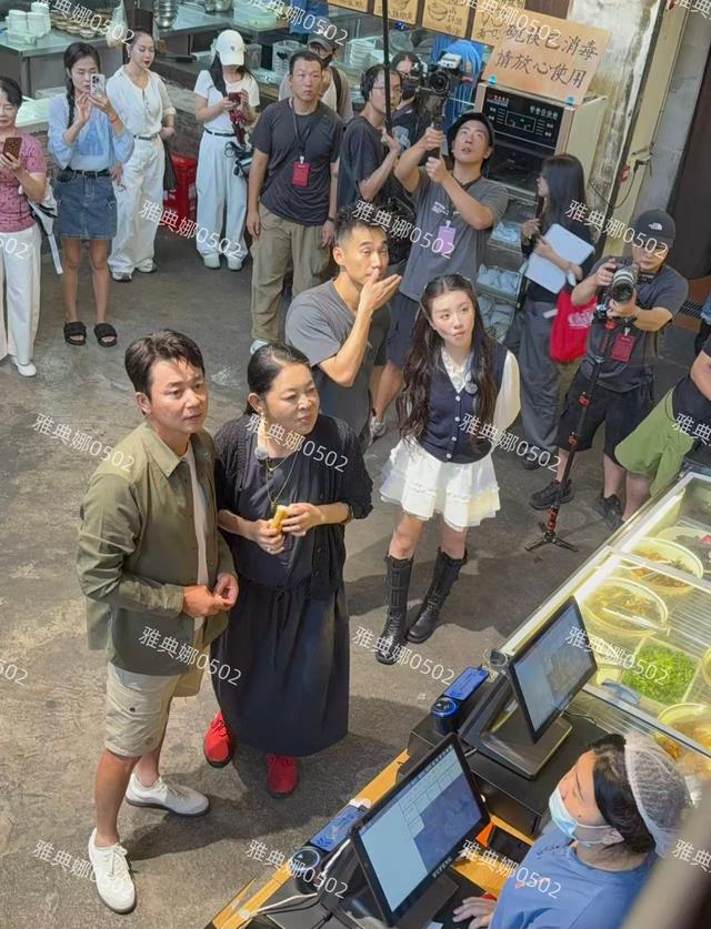倪萍怎么变成这样了？她脸很僵嘴唇很厚鼻孔变大， 一脸横肉不面善