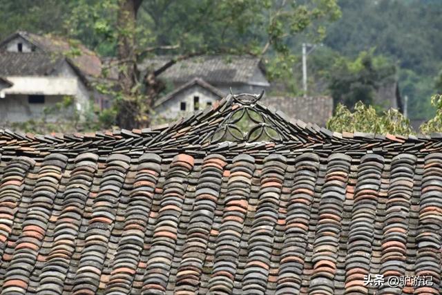 雨补鲁，天坑里的600年古村落，至今仅有一条路进出！