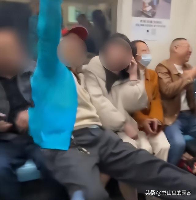 地铁老人强坐女生腿后续：公开耍流氓，知情人爆身份，真不简单
