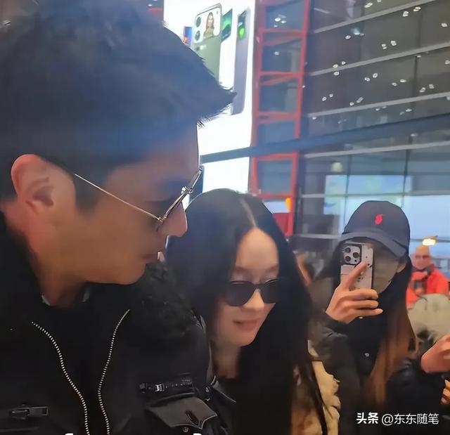 45岁霍思燕跟杜江同框回京,皮草配靴子穿搭老土,五官男相认不出