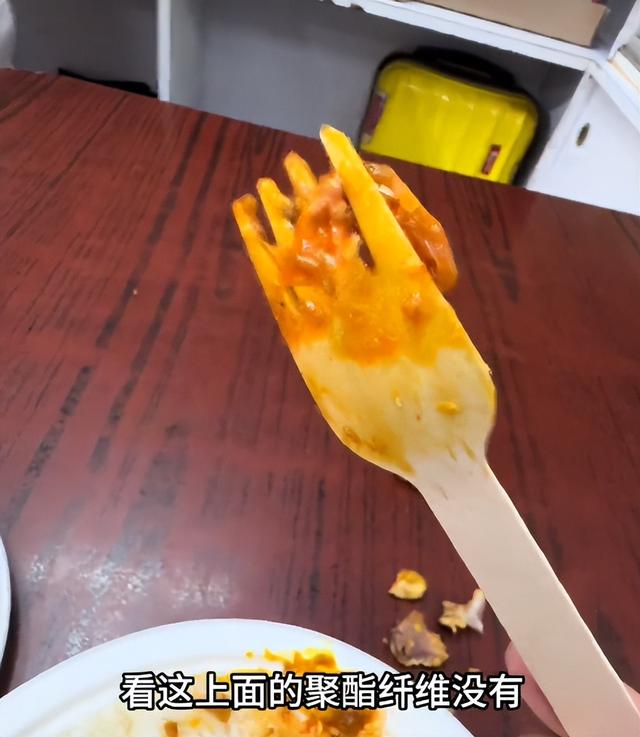 内地女游客在香港遭歧视！只因说了普通话，就被卖水果老板喷事多