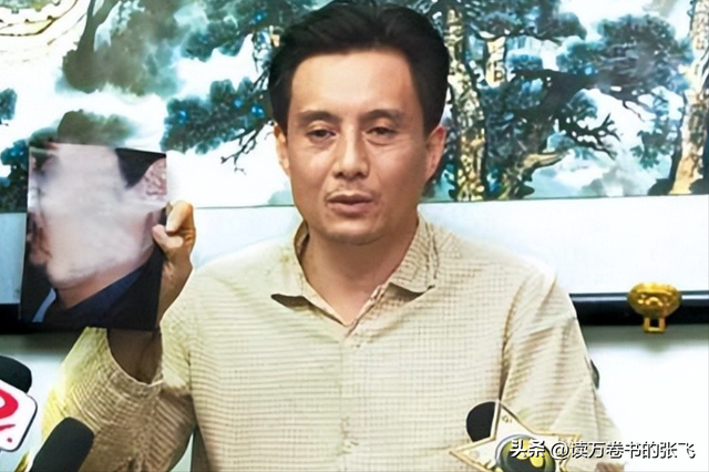 他被谢霆锋打成重伤，发妻6次流产绝情离开，如今街头卖卤肉为生