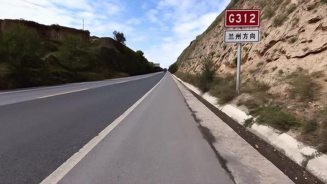 男孩被亲爹独自扔在新疆国道，亲妈徒步寻找摩友好心帮助却遭阴阳