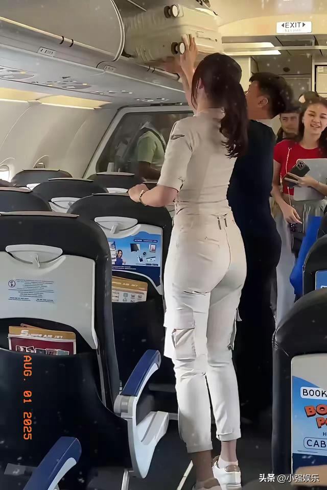 被印尼空姐的颜值惊艳到！这身制服穿搭在飞机上美成风景线