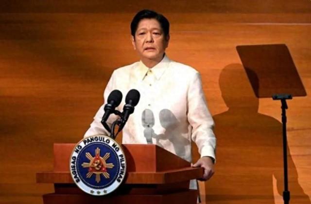 菲律宾35艘船包围黄岩岛，052D携海警迎战，马科斯反问中国一句话