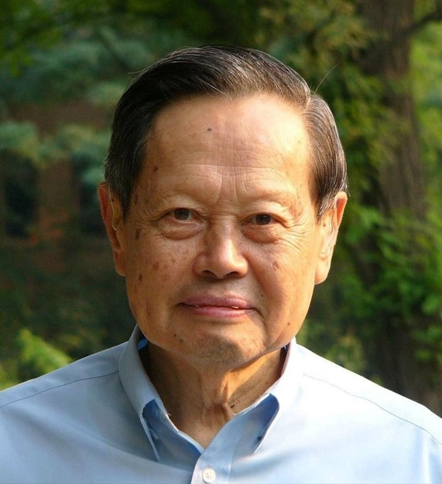 21年非议终成泪！杨振宁追悼会国旗盖身，翁帆站首位神情悲伤