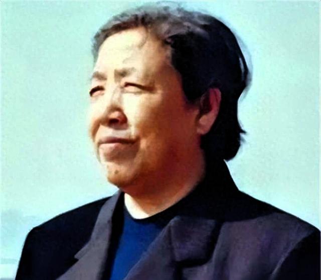 她15岁入党，18岁和主席结婚，如今仍健在，却几乎不出来露面