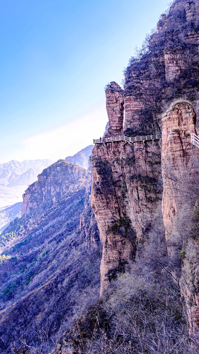 游东太行，望群山 ，感悟‘云海翻腾走龙蛇，绝壁生辉见奇峰’