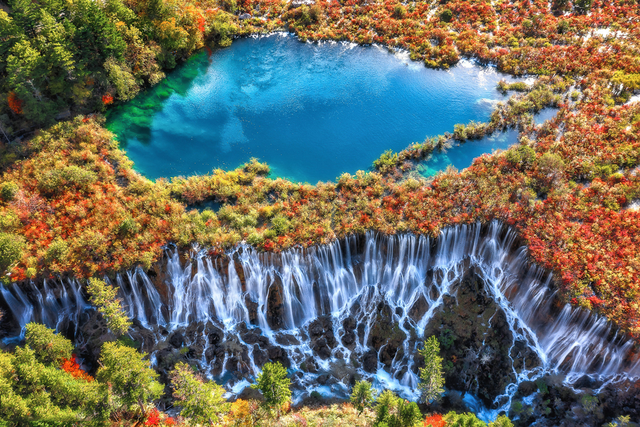 九寨沟十一月的开场，是落叶纷飞染透山川，是彩林叠翠映雪山