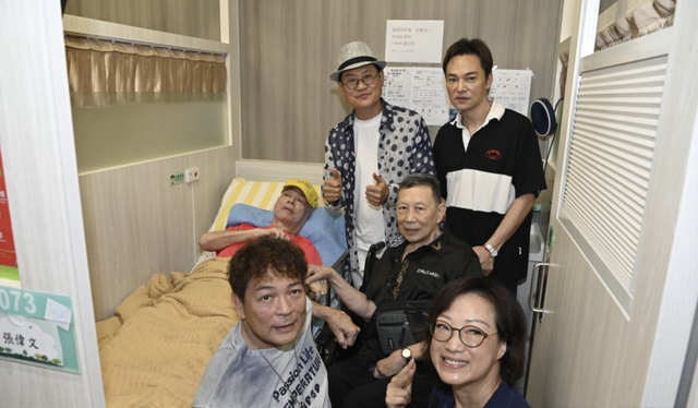 TVB绿叶中秋探望老友感触落泪，秦煌双脚肿胀发黑，张伟文已失智
