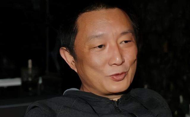 与四婚名导同居三年流产两次不结婚，转身下嫁穷小子，如今咋样？