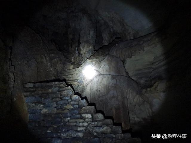 偏远乡野中寻找一个古寺遗址，探险一个深邃溶洞