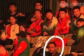 凄凉！张本惨败王楚钦，张本宇在看台满脸愁容，旁边国乒开怀大笑图片