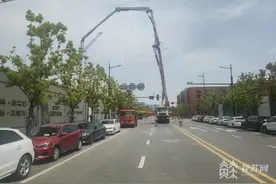 马路变成工区 施工材料在行人头顶“荡秋千”|解忧帮图片