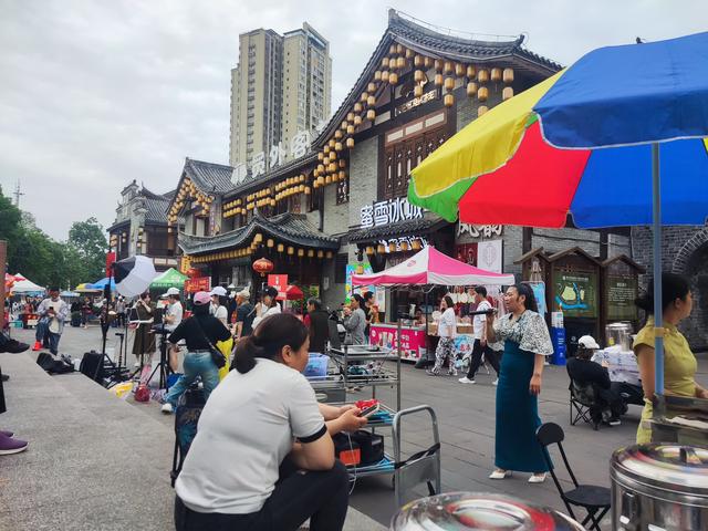 重庆荣昌人造网红景点，节后不降温游人如织，网红直播区最闹热