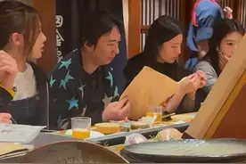 王思聪下巴被吐槽 带三个美女吃日料 独自看菜单 不见小15岁女友懒懒图片