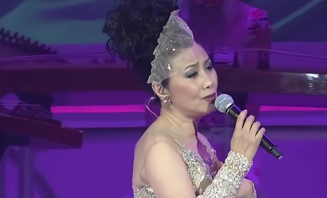 78岁连路都走不稳还开演唱会，全网骂声一片，她却扬言回馈粉丝