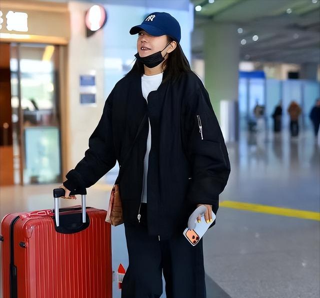 落毛凤凰不如鸡！49岁赵薇再曝近况，全身包裹严实 不敢露脸怕见人