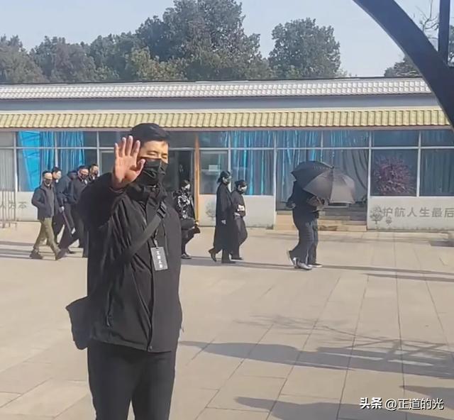 唐嫣现身罗晋父亲葬礼 一身黑衣搀扶着罗晋妈妈 夫妻合体破离婚传闻